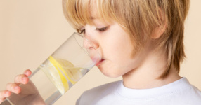Förebygg vätskebrist hos barn - Allt du behöver veta inför värmen