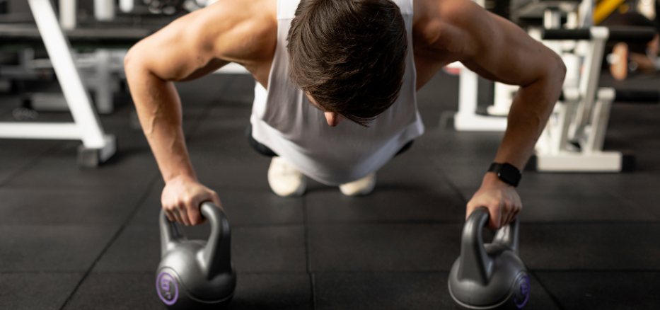 Man som gör träningsövningar med kettlebells