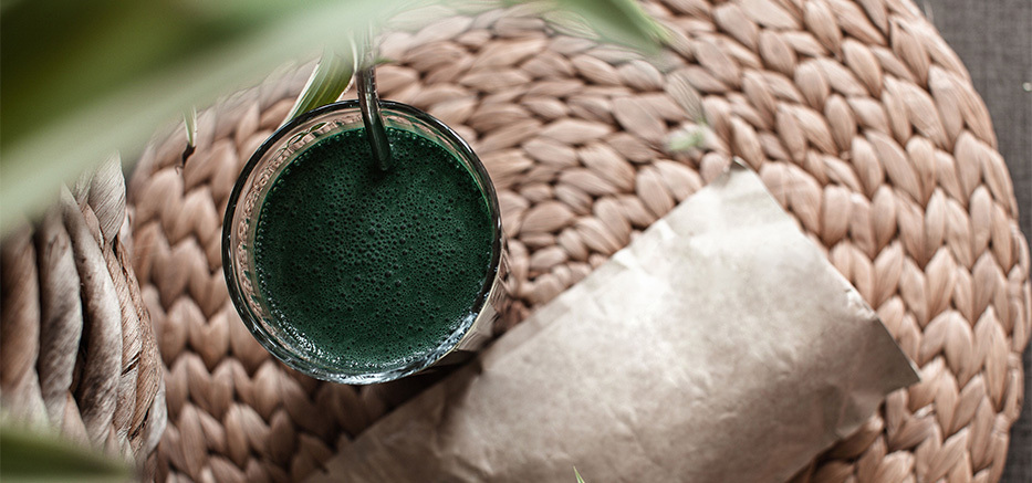 Spirulinapulver blandat i vätska