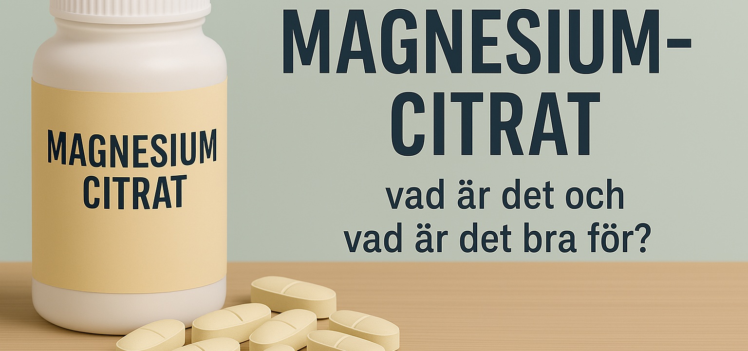 En vit burk märkt Magnesium Citrat står på ett träbord med flera beige tabletter framför, bredvid texten MAGNESIUMCITRAT – vad är det och vad är det bra för, vilket antyder en informativ presentation av kosttillskottet.