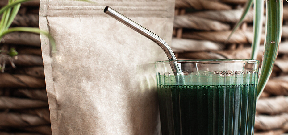 Spirulina pulver blandat till en dricka